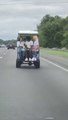 Rouler en voiturette de golf sur l'autoroute... risqué