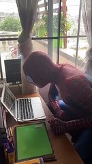 Profesor se disfraza de Spider-Man para dar clases en línea
