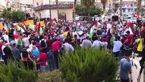 Enquanto Israel assina acordos, palestinos protestam