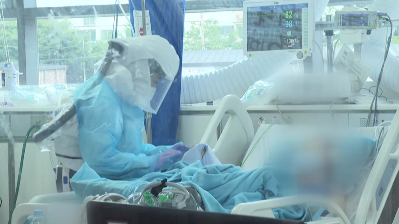 [뉴스라이브] 2주째 신규확진 100명대..."경각심 늦춰선 안 돼" / YTN