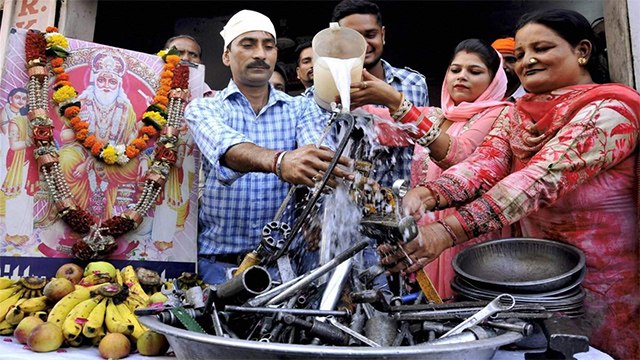 Vishwakarma Puja 2020: विश्वकर्मा पूजा अब तक 17 सितंबर को क्यों मनाई जाती, इस बार क्यों बदला दिन