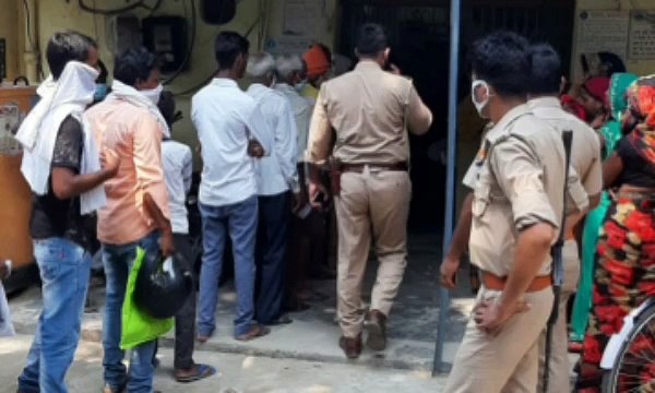 जनता को सोशल डिस्टेंसिंग का पालन कराने पहुंची पुलिस