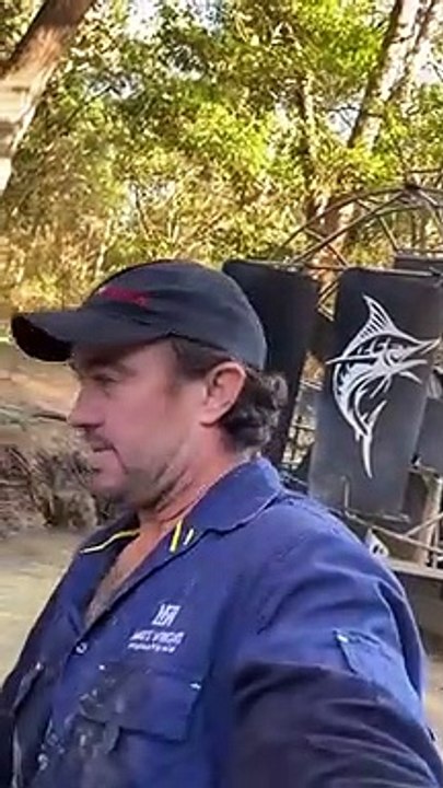 Un crocodile s'invite dans l'eau avec ces deux hommes