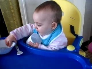 Luna joue à la dinette