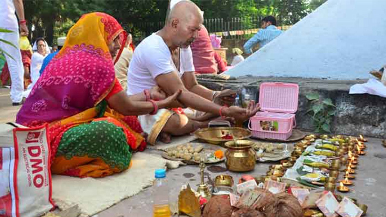 Pitru Visrjan Amavasya 2020 : पितरों को याद कर ऐसे करें शांति पूजन । Boldsky