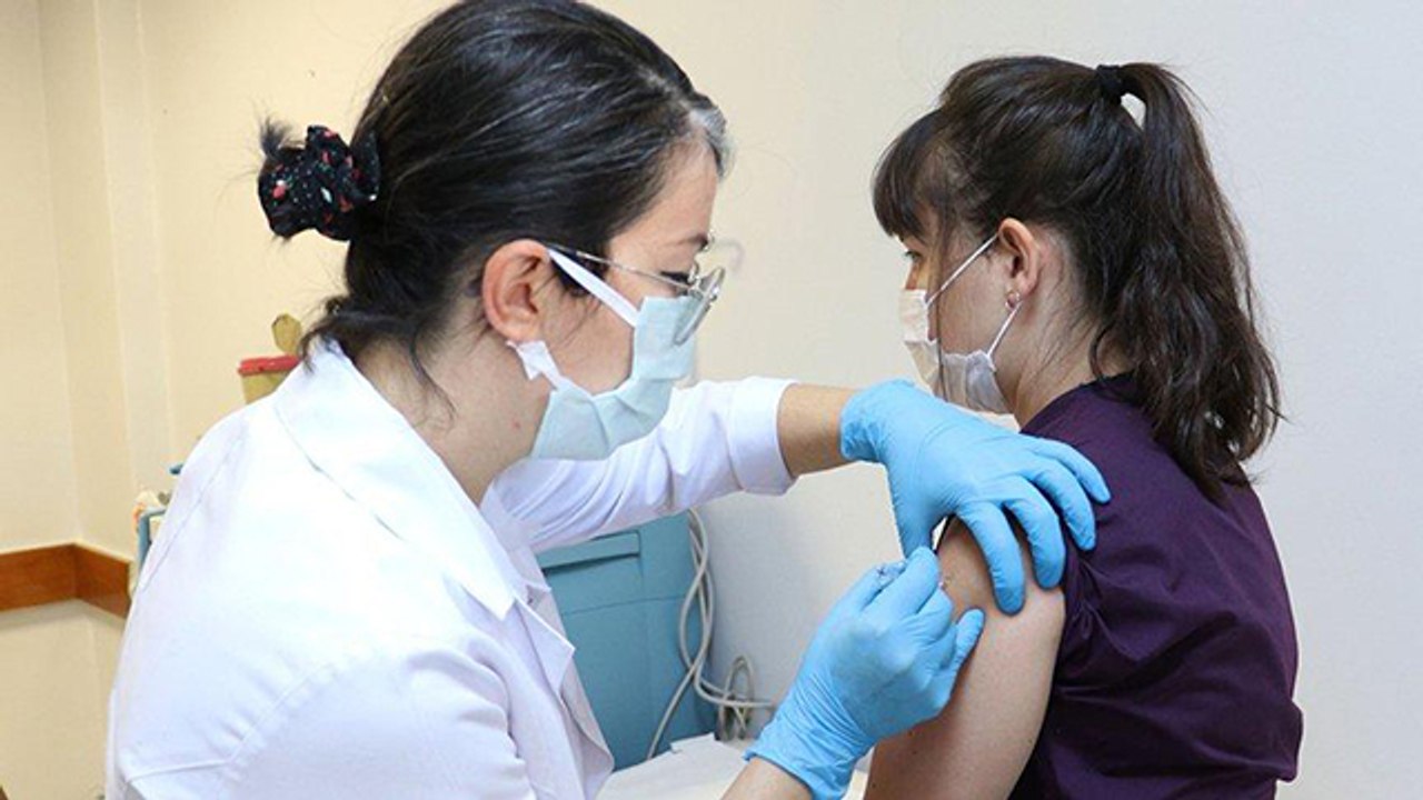 Türkiye’de tarihi gün… Corona virüsü aşısında ilk gönüllü uygulaması yapıldı