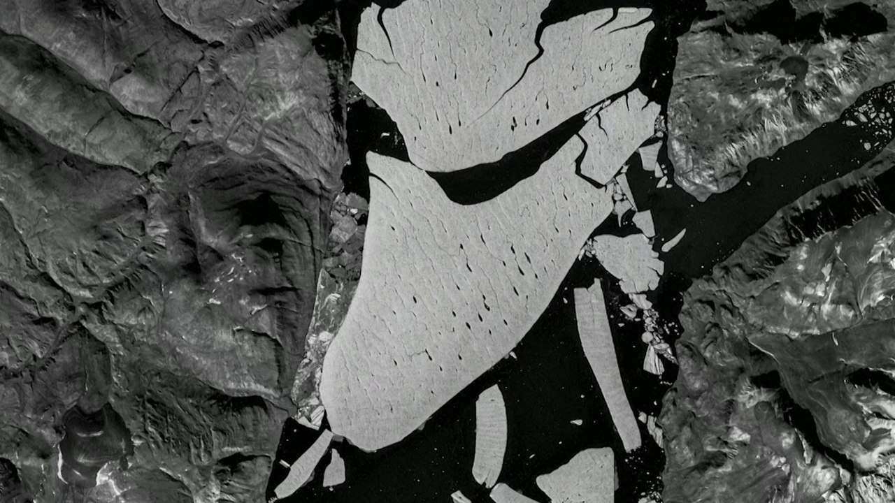 Warmth splinters massive piece of ice away from the Arctic’s largest ...