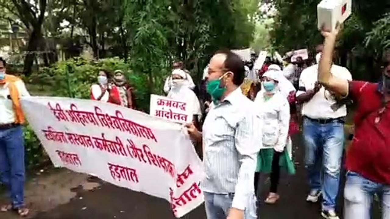 देवी अहिल्या विश्वविद्यालय के कुलपति के बंगले पर थाली कटोरा बजाकर किया प्रदर्शन