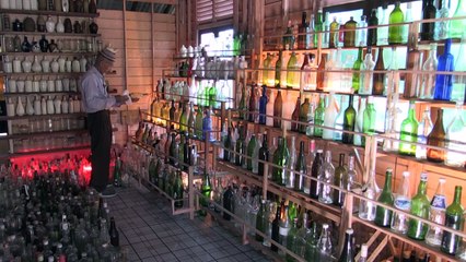 Un Malaisien de 74 ans nettoie les plages des bouteilles en verre