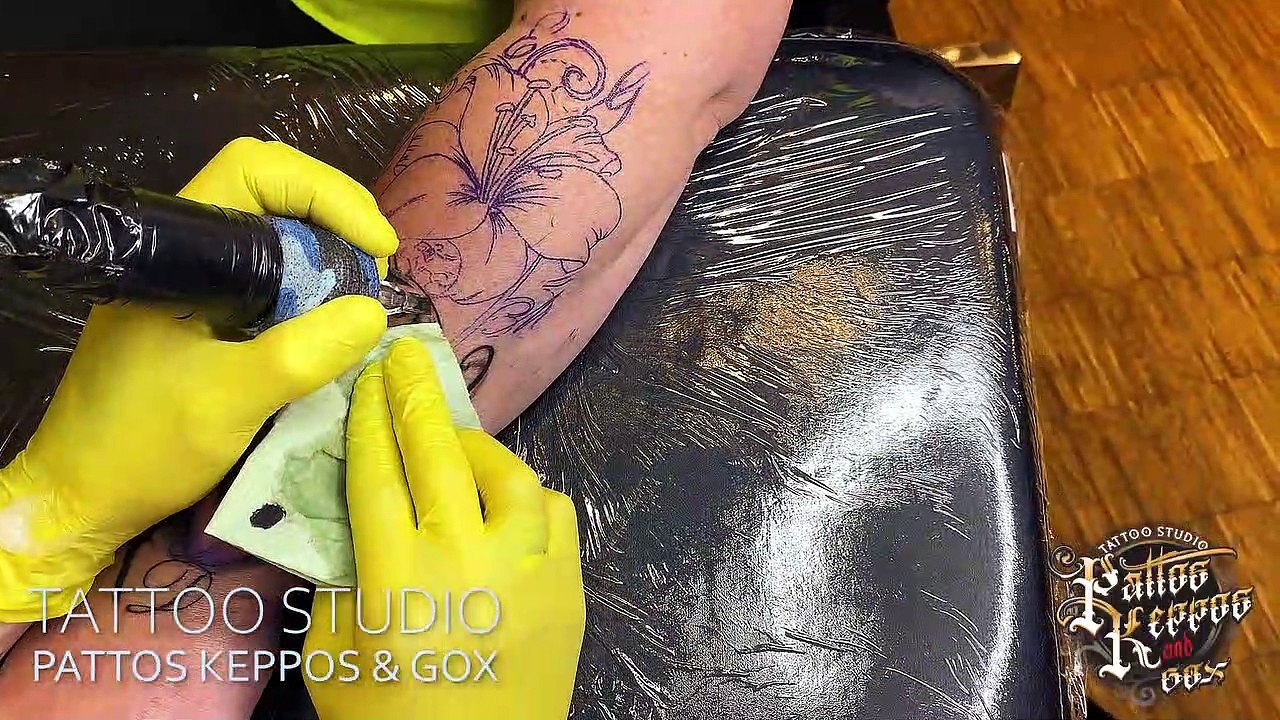 Blumen und Herztattoo mit Text Tattoo