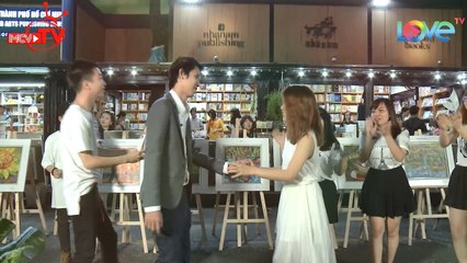 Chàng trai bật khóc khi bạn gái nhảy flashmob giữa đường sách tỏ tình trước đám đông du khách 