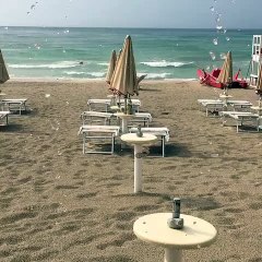 下载视频: Maltempo in Puglia, temporale a Gallipoli: le immagini dalla spiaggia