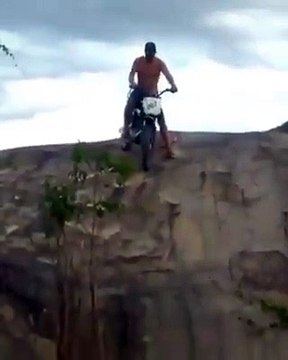Cet homme a tenté de descendre d’un rocher à bord de sa moto, mais cette dernière lui tombe dessus