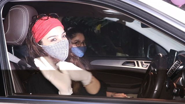 Raveena Tandon with daughter snapped at Bandra |FilmiBeat