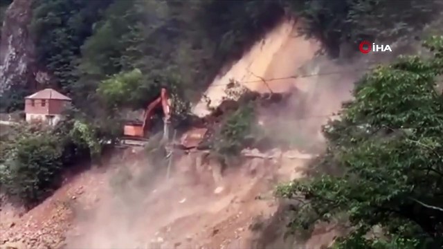 Tirebolu-Doğankent karayolunda heyelan