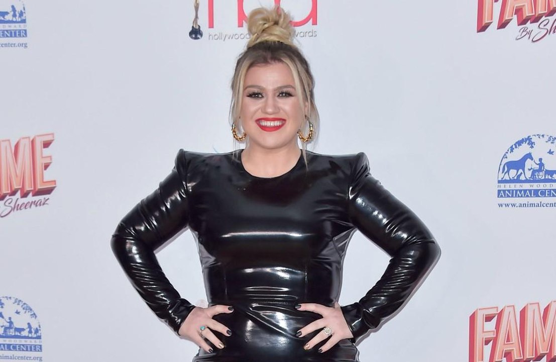 Kelly Clarkson schenkt Chrissy Teigen und John Legend Pizza zu ihrem Jubiläum