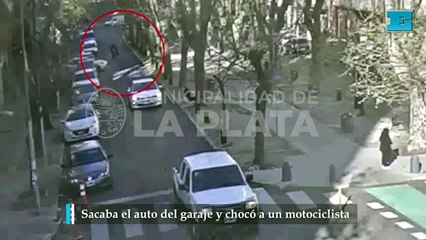 Sacaba el auto del garaje y chocó a un motociclista
