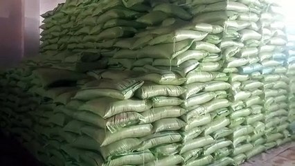 सरकारी गोदामों में स्टाक घटा, बाजार में मंहगा मिल रहा किसानों को यूरिया