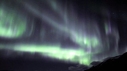 La aurora boreal en su fase corona sobre Islandia