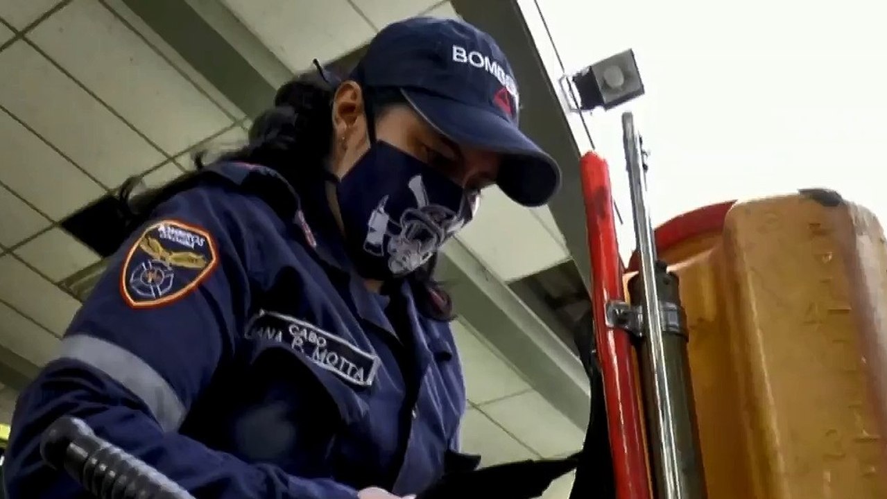 Mujeres que inspiran: el valor de combatir las llamas y ser madre a la vez