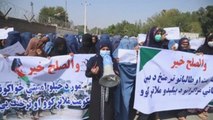Mujeres afganas alzan su voz en las calles por las negociaciones de paz