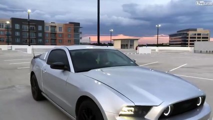 Ce conducteur de mustang a oublié le poteau...