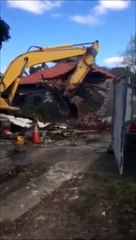 Un ouvrier a beaucoup de chance quand la pelleteuse passe au dessus de lui