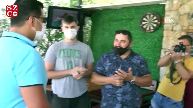 Ayakkabı için biriktiği parası çalınan genci polis sevindirdi