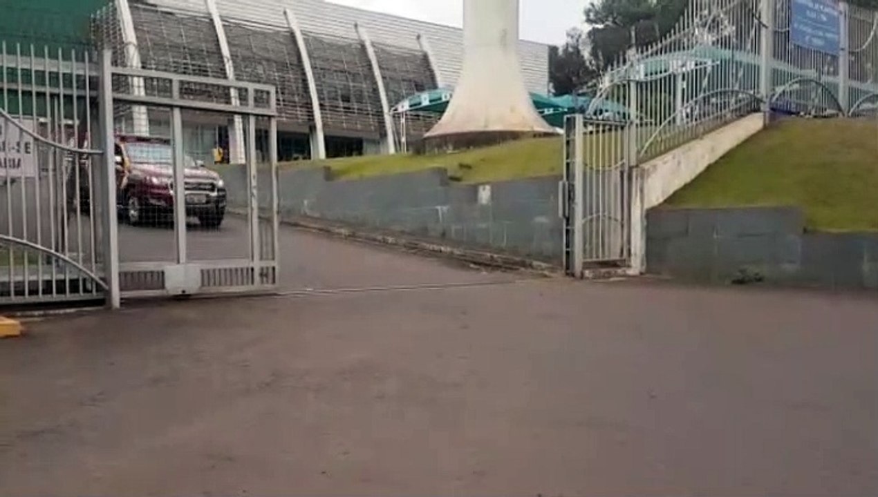 Bombeiros prestam atendimentos a pessoa que se feriu com máquina em empresa