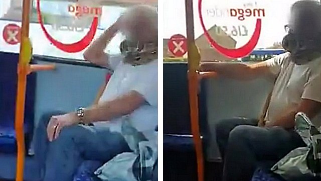 Il utilise un serpent vivant comme masque