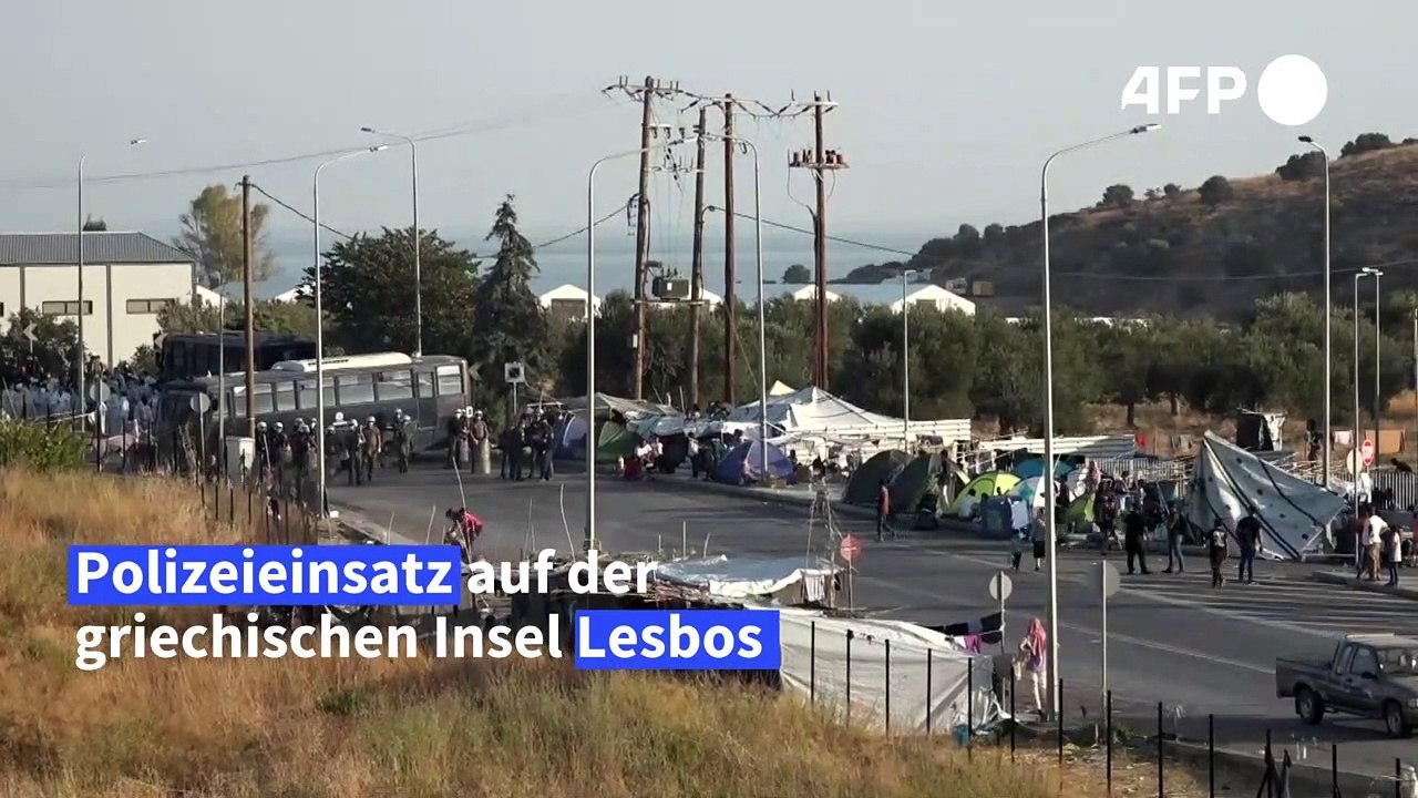 Lesbos: Polizisten bringen Flüchtlinge in neues Lager