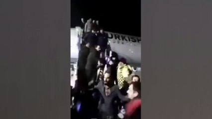 Barbaros Şansal'ı apronda döven personelin, arkadaşlarını dolandırıp kayıplara karıştığı iddia edildi