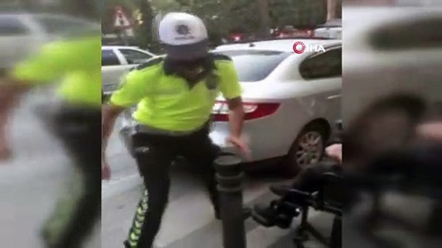 Engelli vatandaşın yardımına polis yetişti... Yaya geçidine aracını parkeden sürücüye ceza