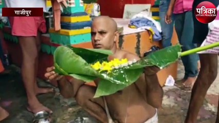 कोरोना से बेपरवाह गंगा घाट पर पितृ तर्पण के लिए श्रद्धालुओ की उमड़ी भीड़, किया पितृ तर्पण