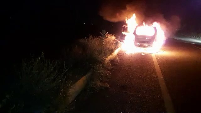 ग्रेटर नोएडा-हाईवे पर चलती कार बानी आग का गोला, कूदकर बचाई जान