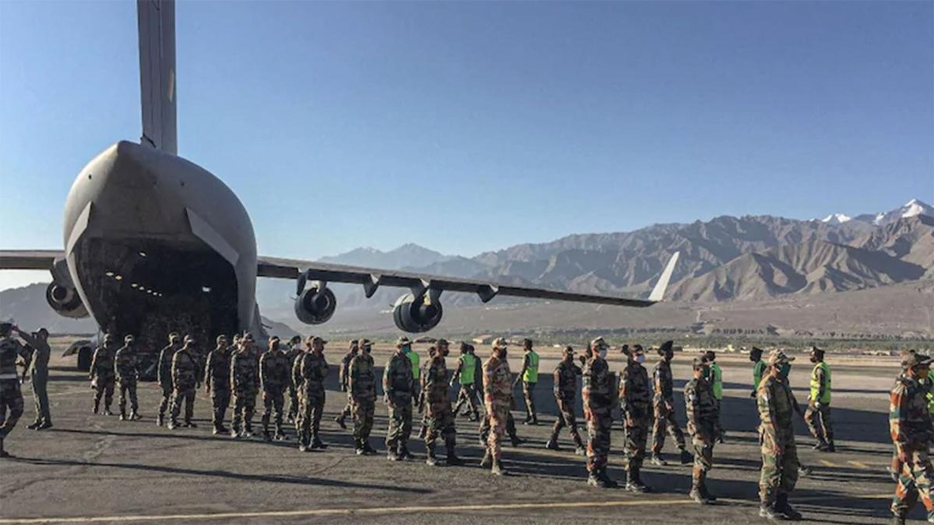 ⁣Distraction or fun? Chinese soldiers play songs at LAC
