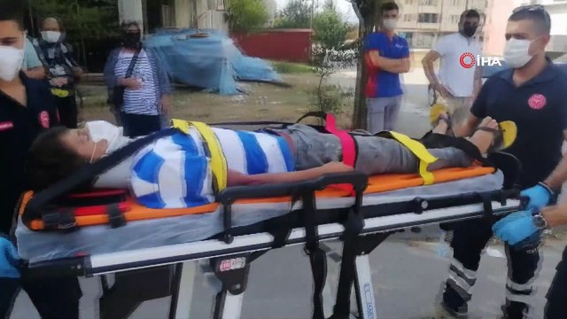 Otomobilin çarptığı bisikletli aracın camından içeri girdi: 2 yaralı