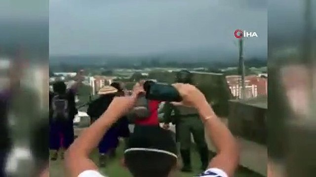 Kolombiyada halk İspanyol subayın heykelini yıktı