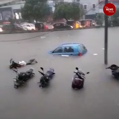 Video herunterladen: Sudden downpour in Hyderabad inundates roads, submerges vehicles