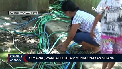 Kemarau, Warga Sedot Air Menggunakan Selang