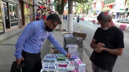 Tıp fakültesini kazanan kızını okutmak için maske satıyor