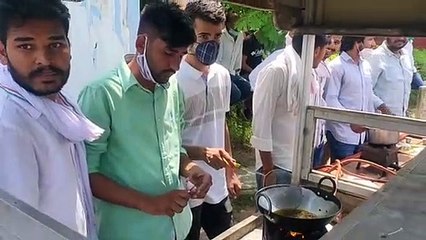 सड़क पर ठेला लगाकर बनाई चाय , तले पकौड़े