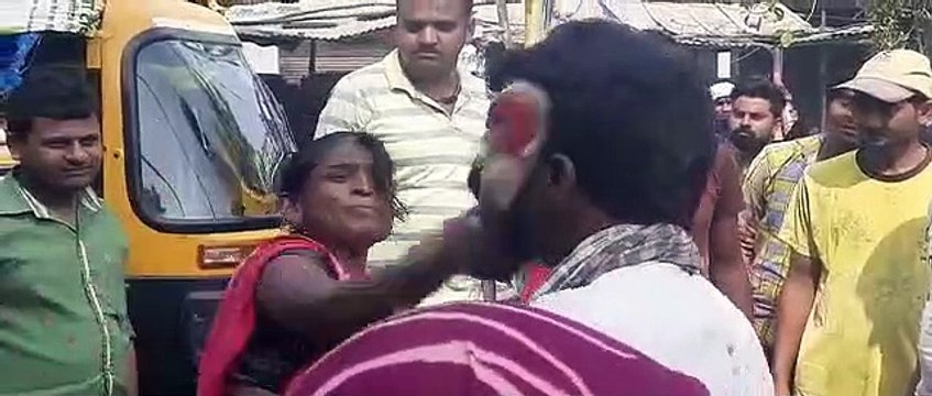 महिला ने मनचले युवक को बीच सड़क पर चप्पलों से जमकर पीटा