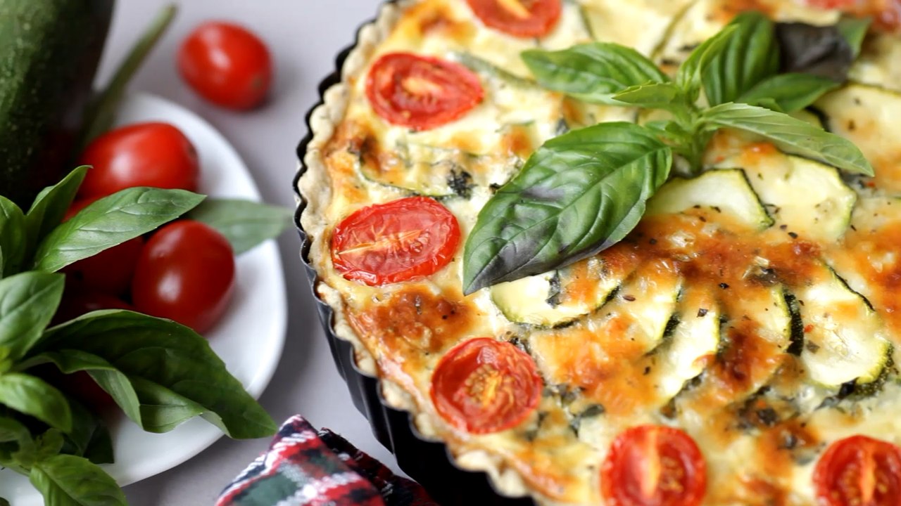 Käse-zucchini-quiche zum auf der zunge zergehen lassen
