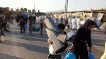 Miles de refugiados emprenden camino al nuevo campo de Lesbos