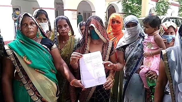 राशन डीलर की दोबारा चुनाव को लेकर जिला अधिकारी के पास पहुंचे ग्रामीण