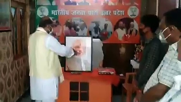 पीएम के जन्मदिन पर भाजपा कार्यकर्ताओं ने अपने-अपने कार्यालयों में मनाया जन्मदिन