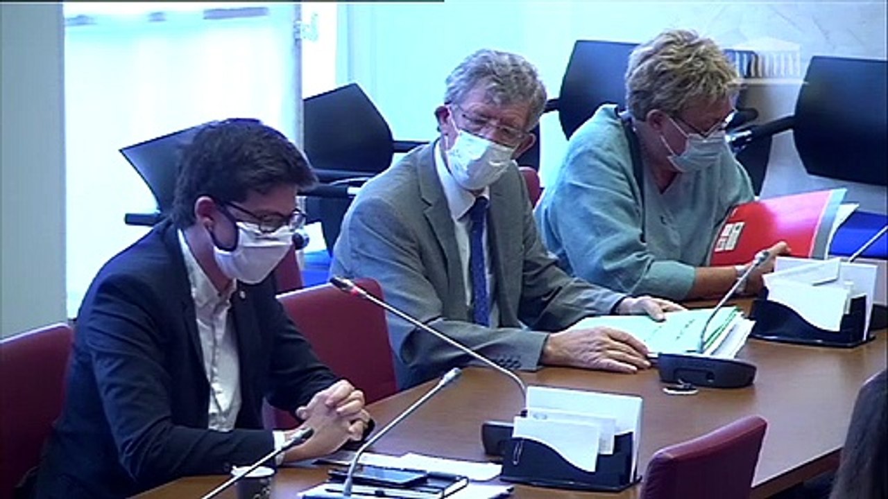 Face à une jeune femme voilée, le député du Pas-de-Calais Pierre-Henri Dumont quitte la salle