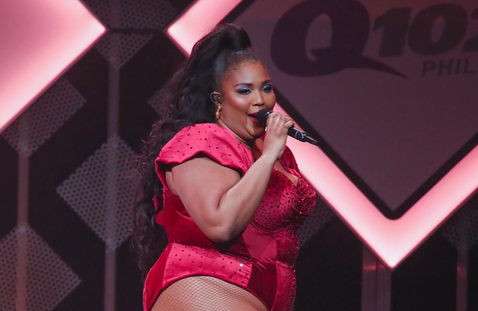 ⁣Lizzo sent flowers to Cardi B