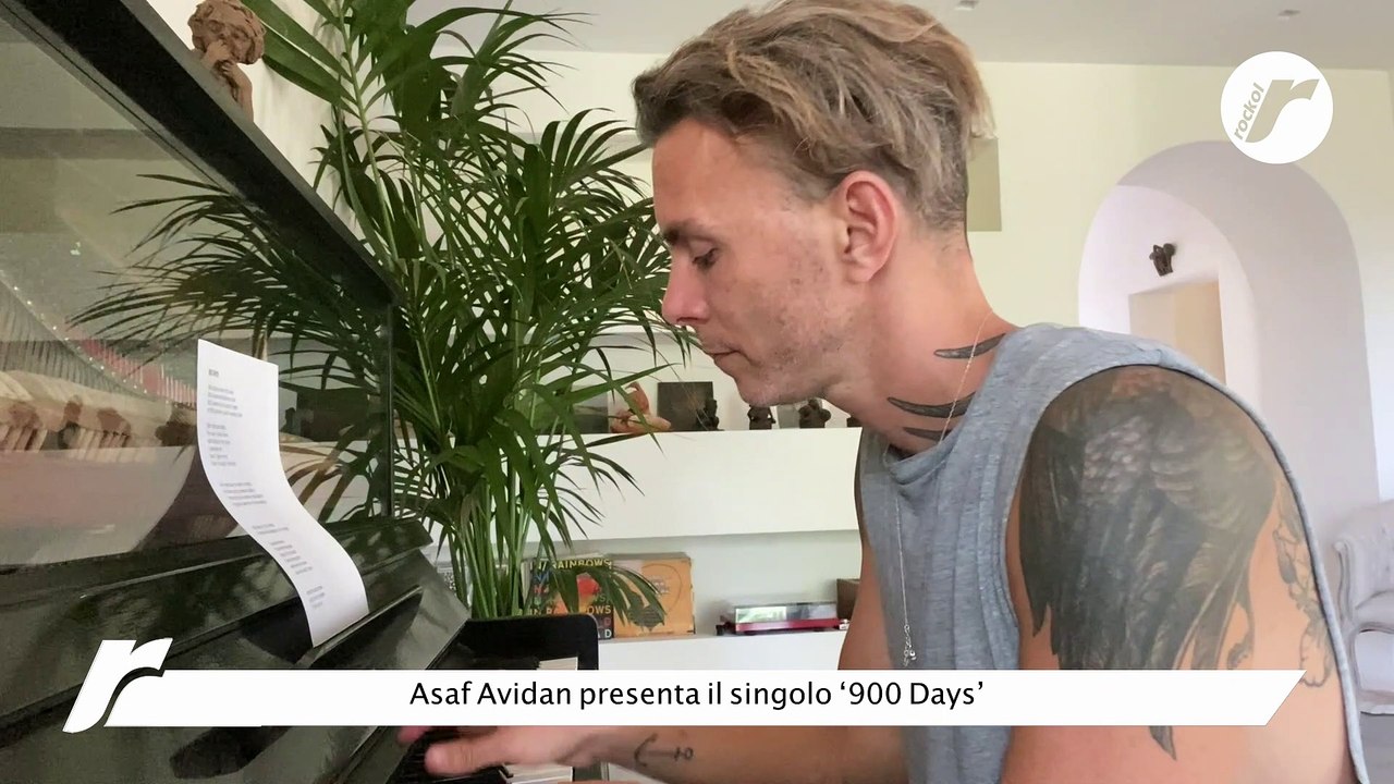 Asaf Avidan suona e canta "900 days" per Rockol
